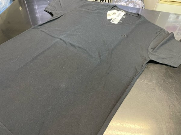 画像2: 【B品】Muscle Pharm Tシャツ V-Neck Embroidered 黒 (2)